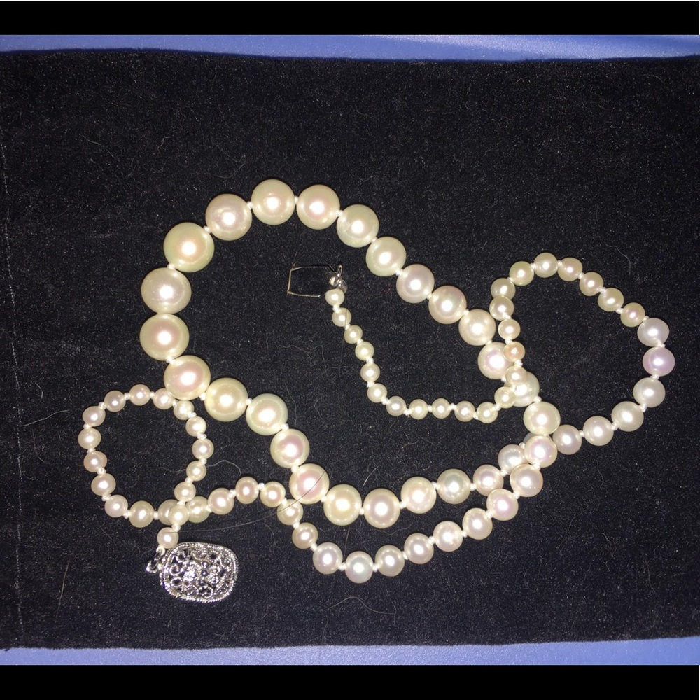 Pearl necklace, gradient size pearls